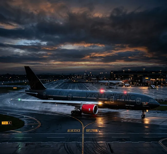 Vuelos de Iberia a Madrid - Avión comercial gigante en pista de aterrizaje